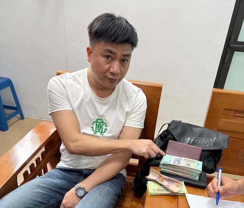 Bắt 2 người nước ngoài vận chuyển gần 500 triệu đồng qua cửa khẩu - Ảnh 2.