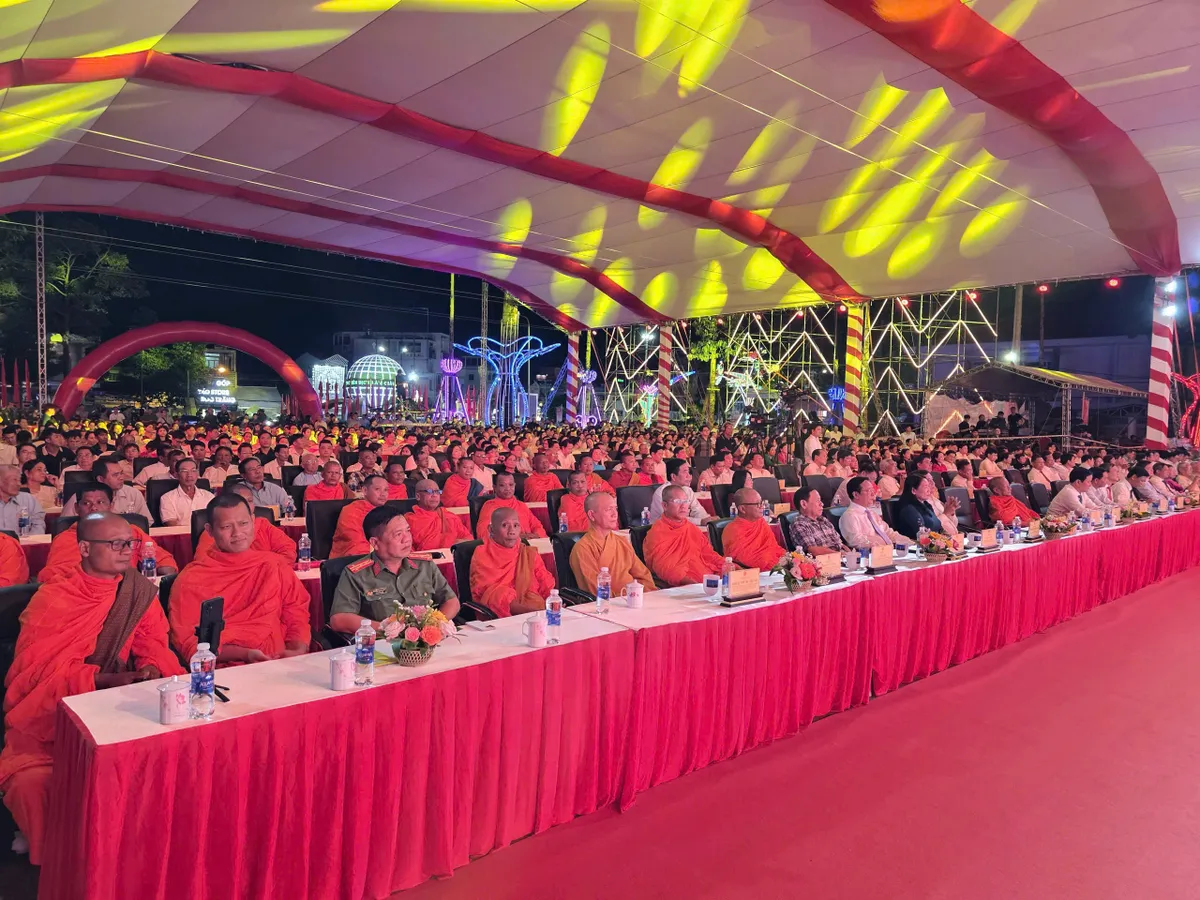 Cần Thơ rộn ràng Lễ hội Óoc Om Bóc – Đua ghe Ngo 2025- Ảnh 5.