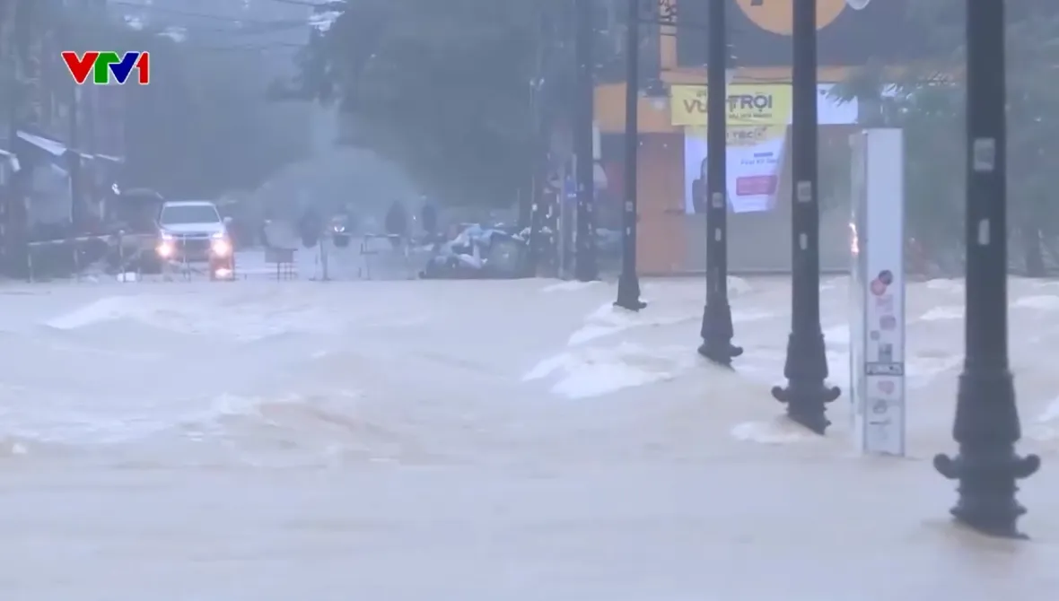 Mưa từ thượng nguồn đổ về, lũ đặc biệt lớn ở Huế- Ảnh 1.