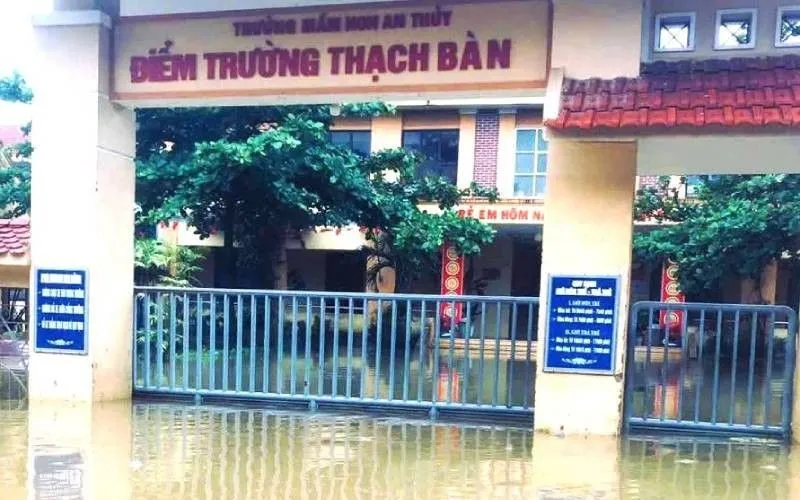 Điểm trường mầm non ở xã Lệ Thủy, tỉnh Quảng Trị bị ngập sâu trong nước. Ảnh: Báo Nhân dân