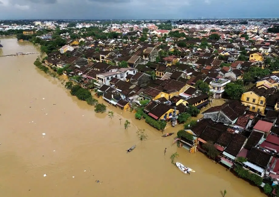 Agribank hỗ trợ kịp thời các tỉnh miền Trung khắc phục hậu quả lũ lụt do mưa lũ lịch sử - Ảnh 2.