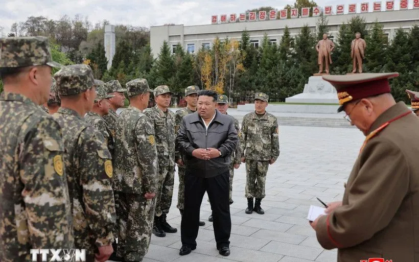 Nhà lãnh đạo Triều Tiên Kim Jong Un thăm trụ sở Quân đoàn 11 của Quân đội Nhân dân Triều Tiên (Ảnh: KCNA/TTXVN)
