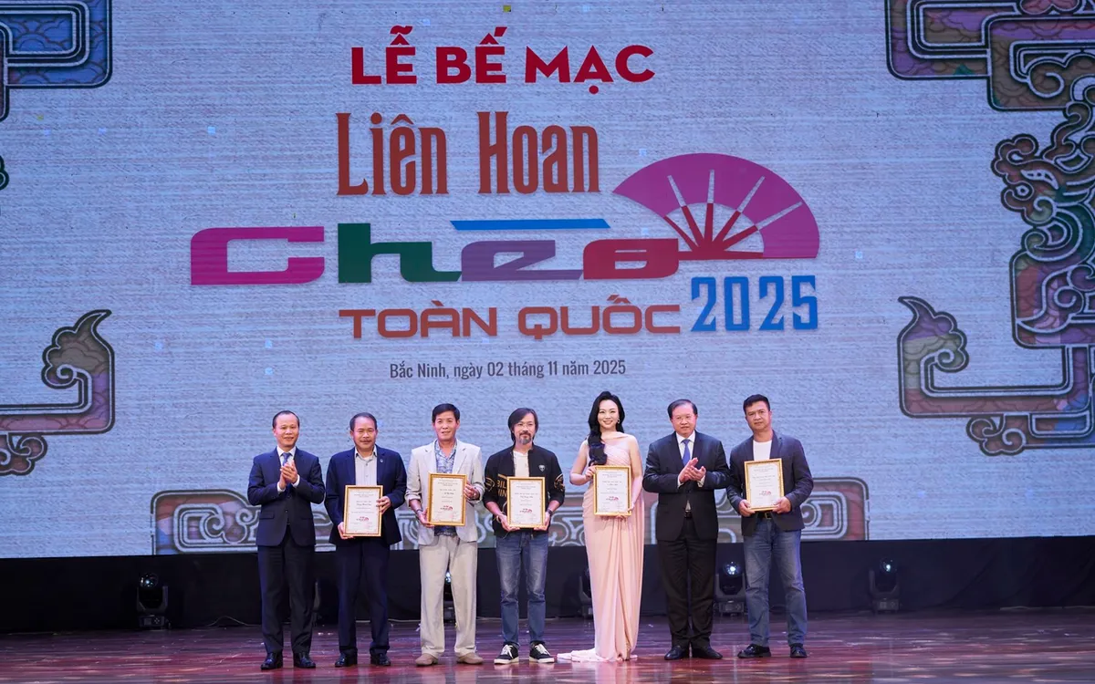 Thứ trưởng Bộ VHTT&DL Tạ Quang Đông trao giải cho các tác giả