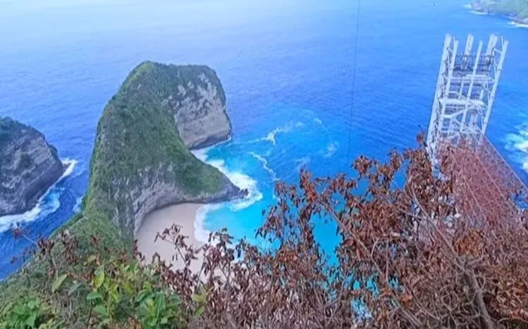 Thang máy kính tại bãi biển Kelingking, Nusa Penida (Bali) gây tranh cãi (Ảnh: Instagram/humasdewanbali)