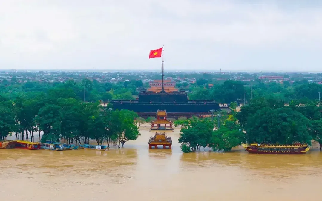 Lũ lên gây nguy cơ ngập lụt tại các cùng trũng thấp ven sông, khu đô thị, tập trung dân cư tại các tỉnh/thành phố từ Hà Tĩnh đến Đà Nẵng.