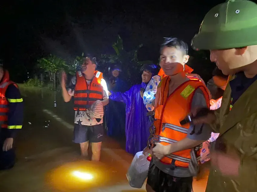 Mải bắt dế, bắt cá, nhiều người ở Quảng Trị mắc kẹt giữa dòng nước lũ - Ảnh 1.