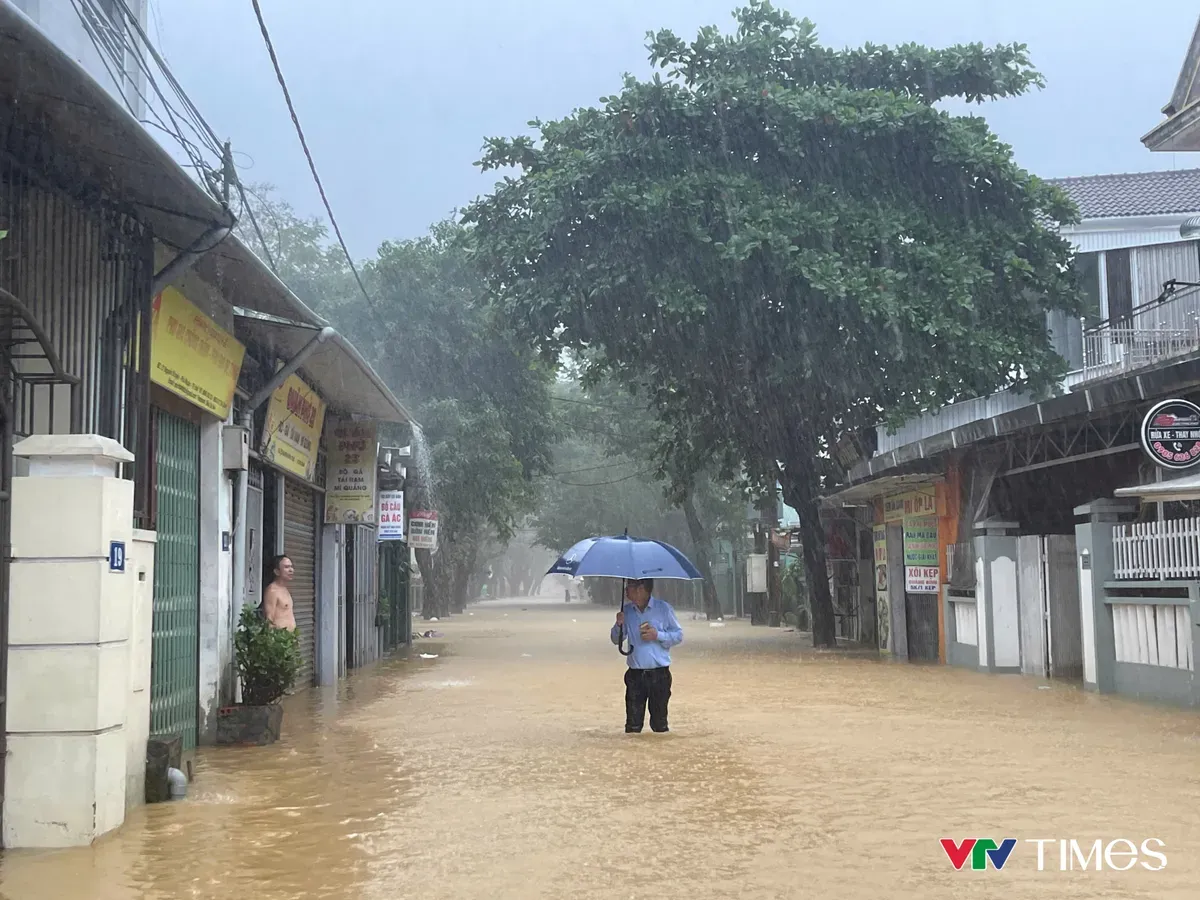 Mưa từ thượng nguồn đổ về, lũ đặc biệt lớn ở Huế- Ảnh 2.
