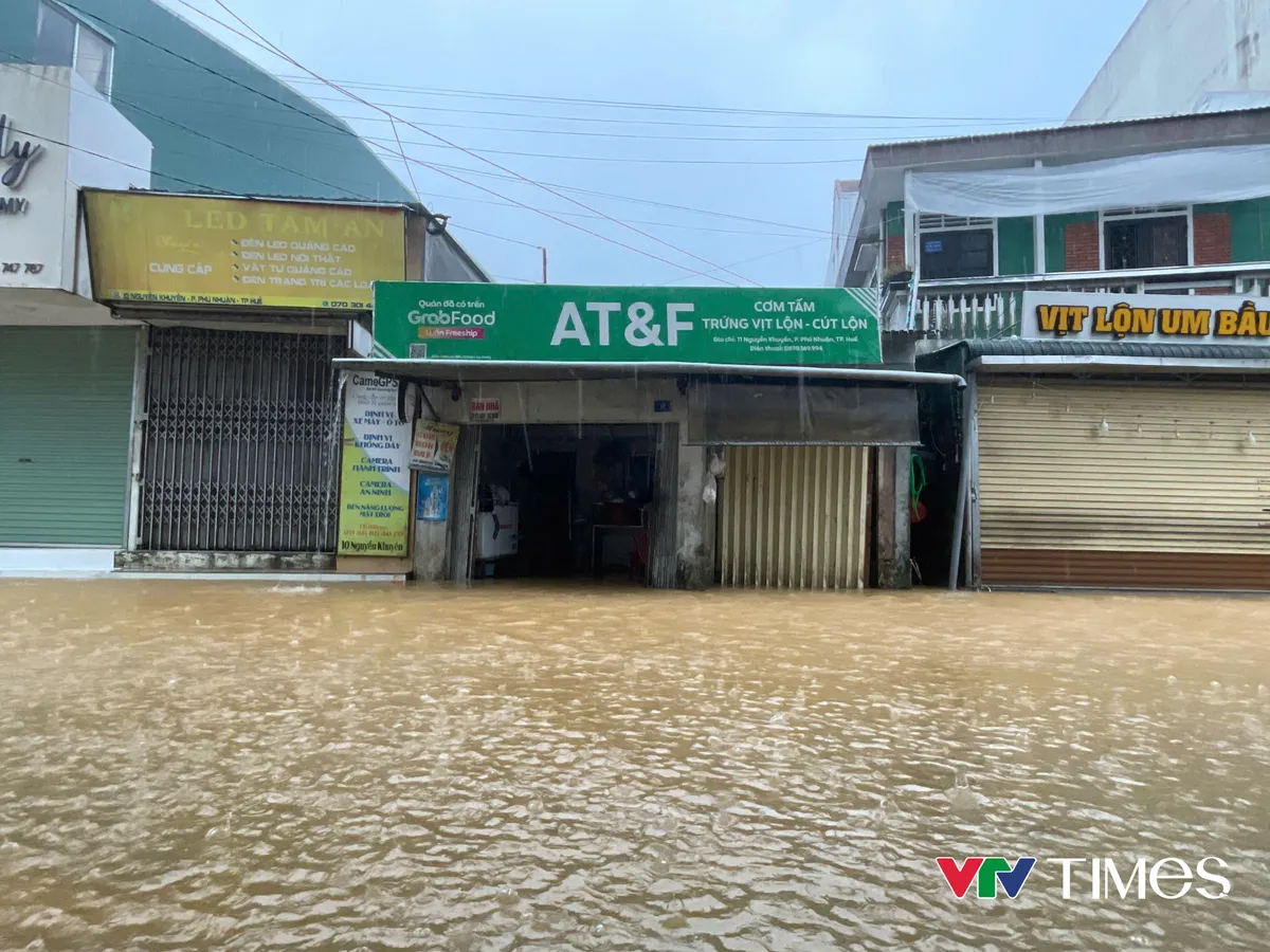 Huế ngập lụt lần thứ ba trong một tuần - Ảnh 3.