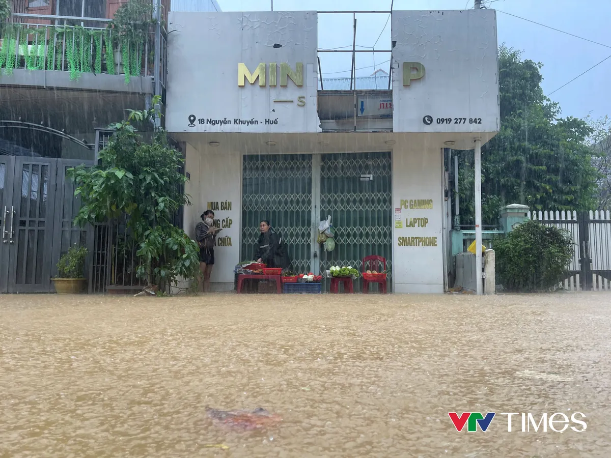 Huế ngập lụt lần thứ ba trong một tuần - Ảnh 4.