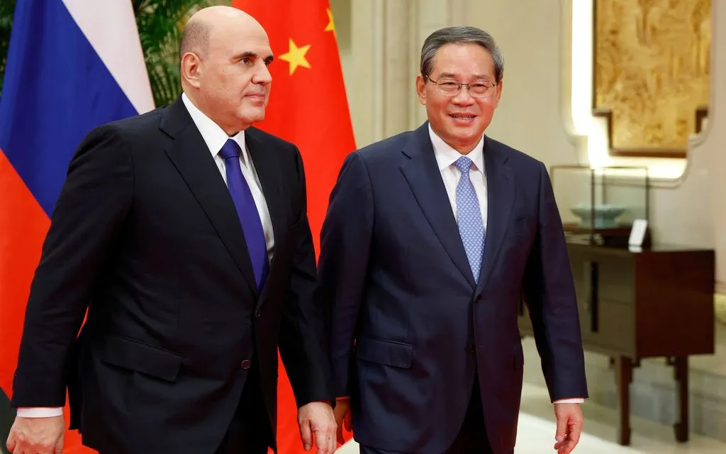 Thủ tướng Nga Mikhail Mishustin và Thủ tướng Trung Quốc Lý Cường tại cuộc gặp ở Hàng Châu, ngày 3/11/2025. (Ảnh: AP)