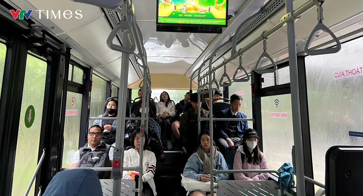 Người đi đường co ro trong cái rét đầu mùa. - Ảnh 7.