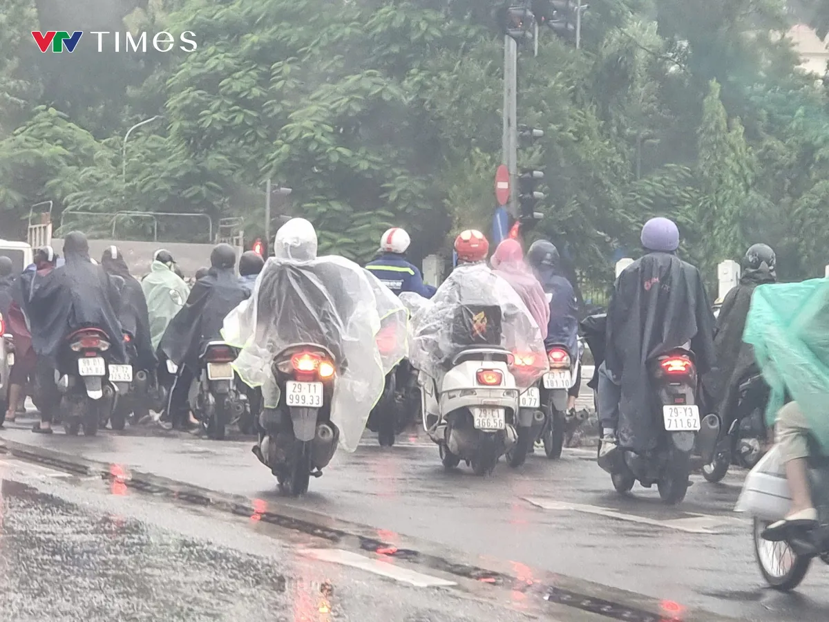 Người đi đường co ro trong cái rét đầu mùa. - Ảnh 11.