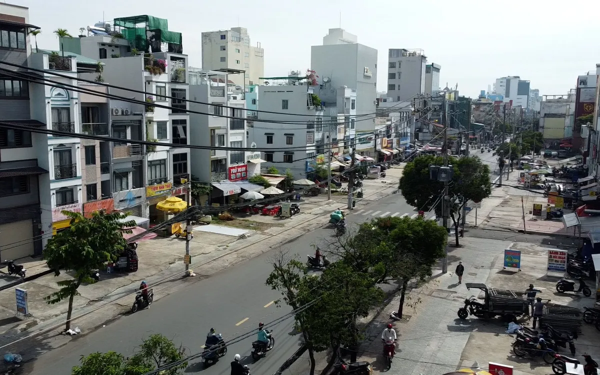 Mặt bằng cho tuyến metro số 2 dọc tuyến đường CMT8 đã sẵn sàng. Ảnh: MT