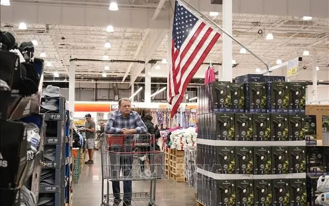 Người tiêu dùng mua sắm tại siêu thị ở California, Mỹ. Ảnh: THX/TTXVN
