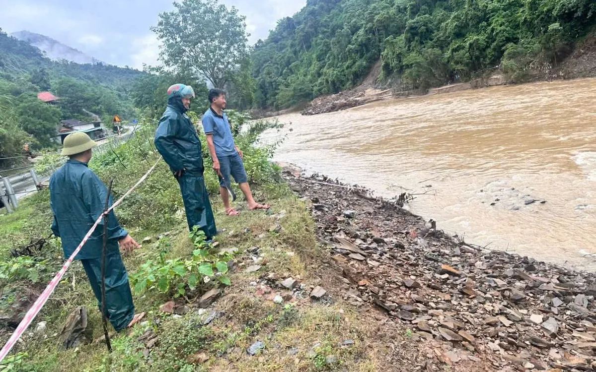 Lực lượng chức năng phong tỏa khu vực phát hiện quả bom trong lúc chờ xử lý, hủy nổ (ảnh cơ sở cung cấp).