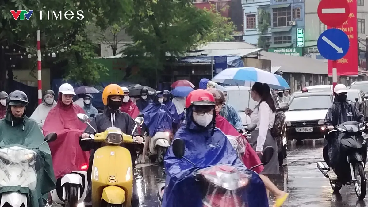 Người đi đường co ro trong cái rét đầu mùa. - Ảnh 4.