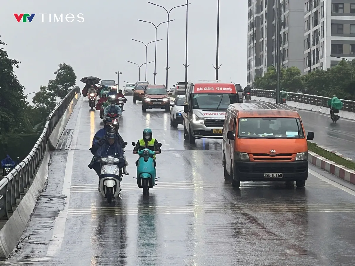 Người đi đường co ro trong cái rét đầu mùa. - Ảnh 2.