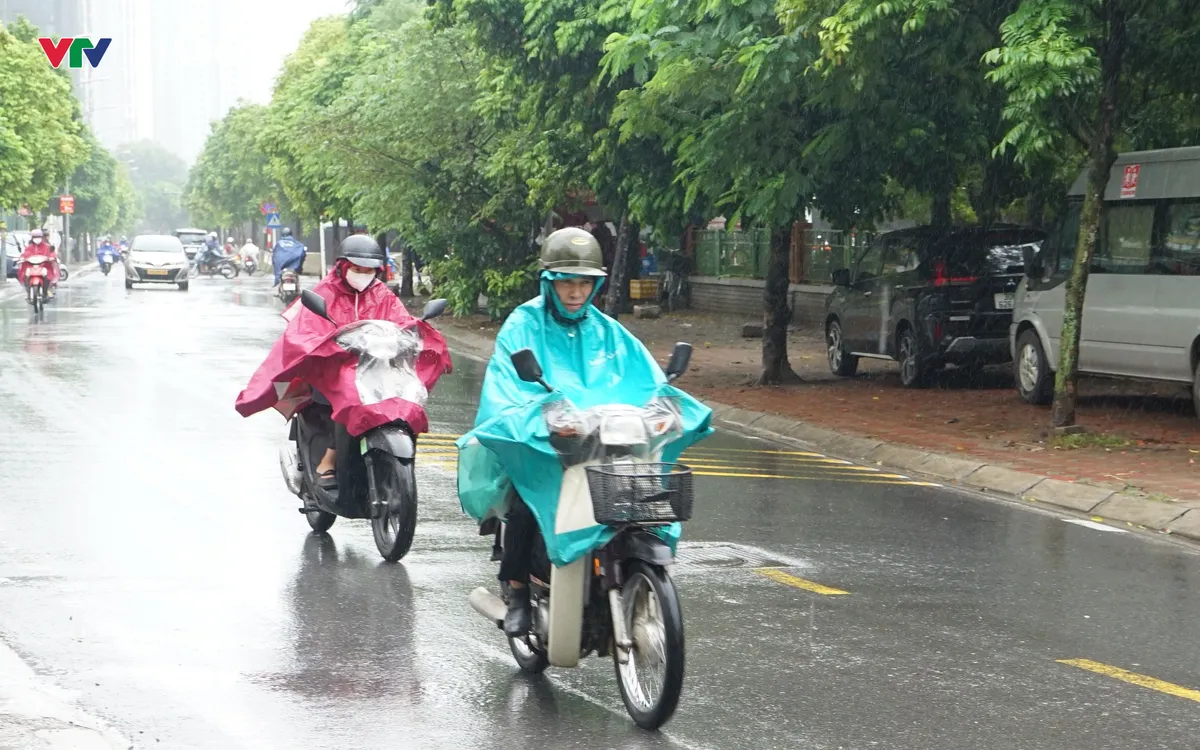 Mưa phùn bao phủ, độ ẩm tăng cao khiến không khí thêm buốt lạnh. 