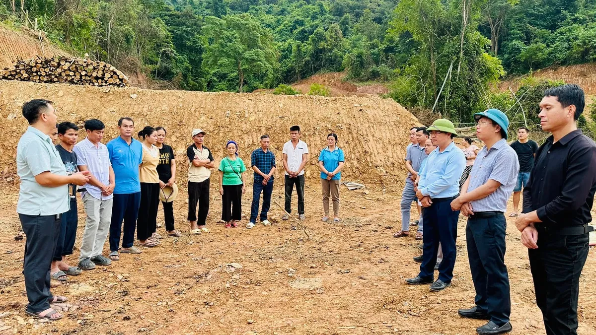 Nghệ An: Người dân vui mừng bốc thăm vị trí xây nhà mới sau khi bị lũ cuốn trôi - Ảnh 1.