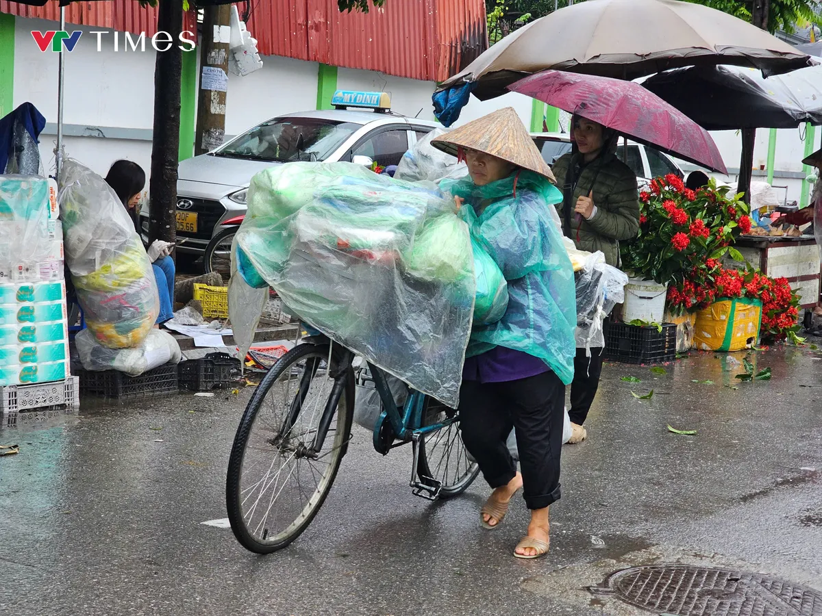 Người đi đường co ro trong cái rét đầu mùa. - Ảnh 10.