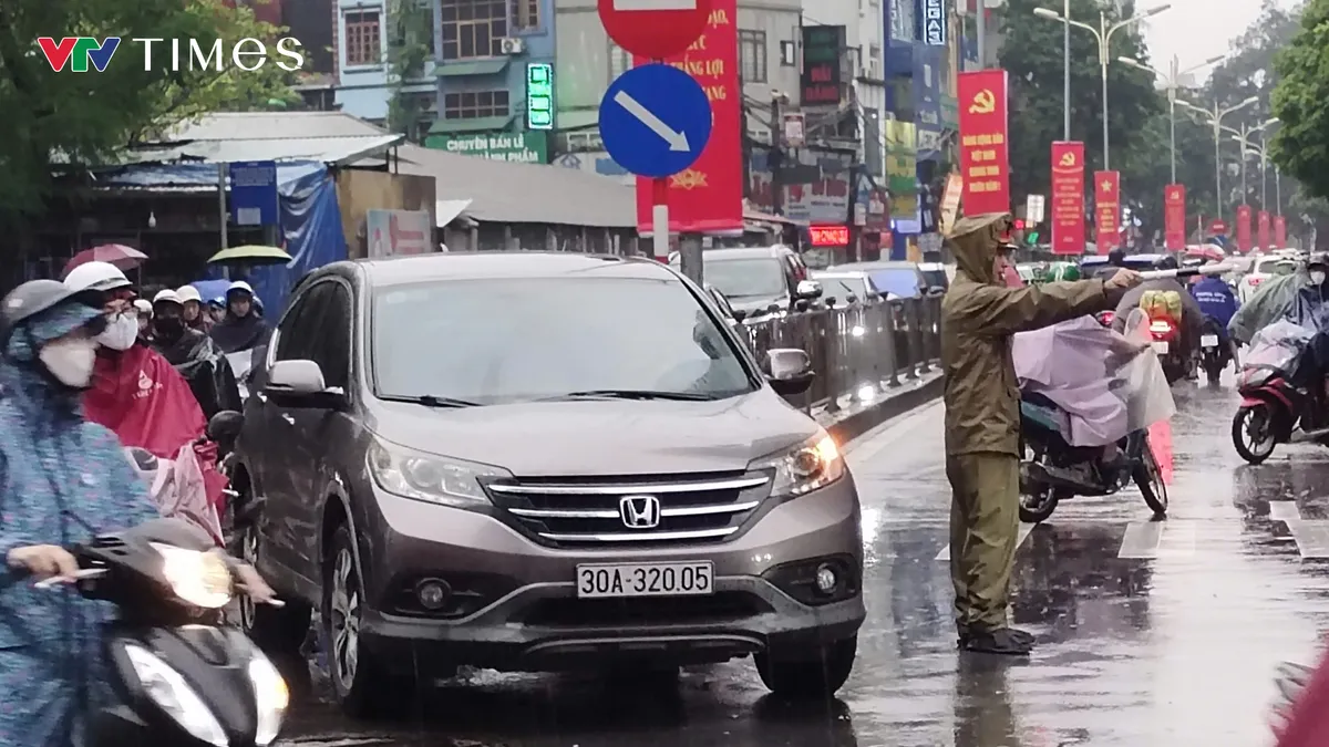 Người đi đường co ro trong cái rét đầu mùa. - Ảnh 3.