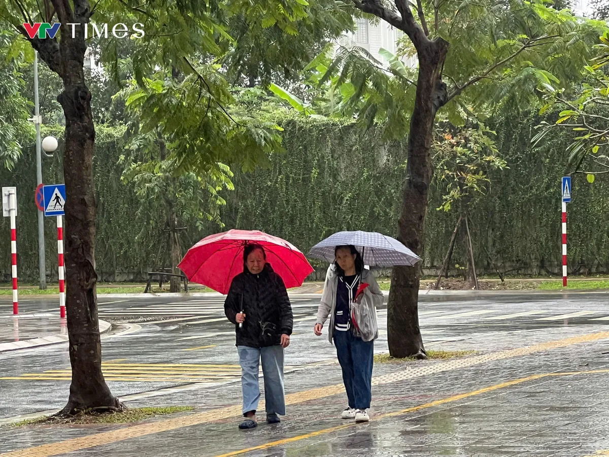 Người đi đường co ro trong cái rét đầu mùa. - Ảnh 9.