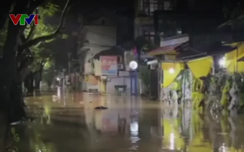 Nhiều tuyến đường trung tâm TP Huế lại ngập sâu - Ảnh 2.