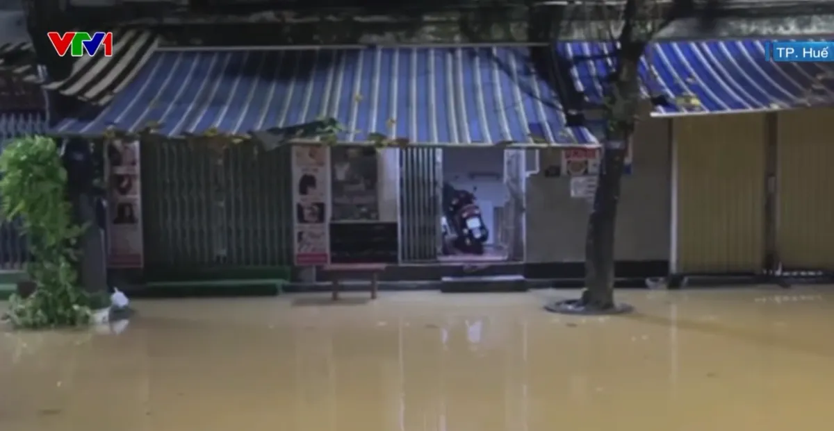 Nhiều tuyến đường trung tâm TP Huế lại ngập sâu - Ảnh 1.