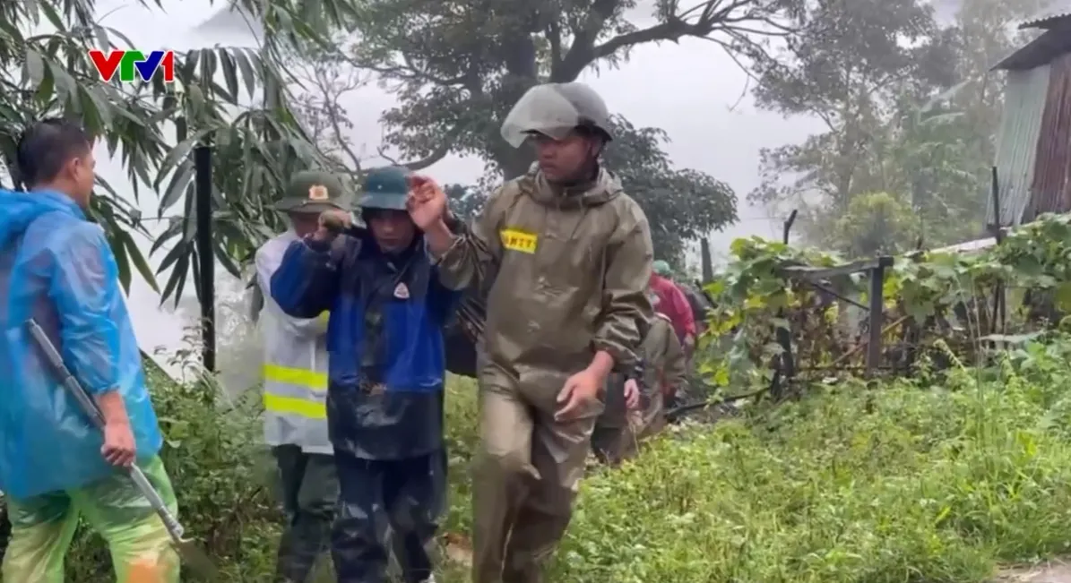 Cứu th&agrave;nh c&ocirc;ng người đ&agrave;n &ocirc;ng bị v&ugrave;i lấp do sạt lở - Ảnh 2.