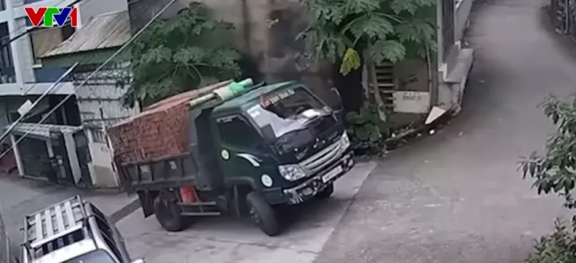 Chở gấp ba tải trọng cho phép, xe tải chồm ngược giữa dốc, gạch đổ tràn đường - Ảnh 1.