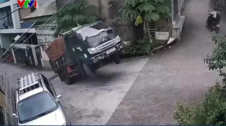 Chở gấp ba tải trọng cho phép, xe tải chồm ngược giữa dốc, gạch đổ tràn đường - Ảnh 2.