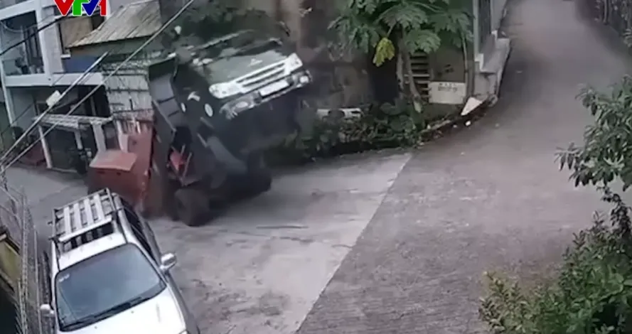 Chở gấp ba tải trọng cho phép, xe tải chồm ngược giữa dốc, gạch đổ tràn đường - Ảnh 3.