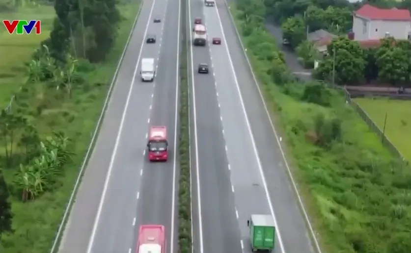 Thí điểm phân làn cao tốc Nội Bài – Lào Cai: Giảm xung đột, lái xe ủng hộ - Ảnh 1.