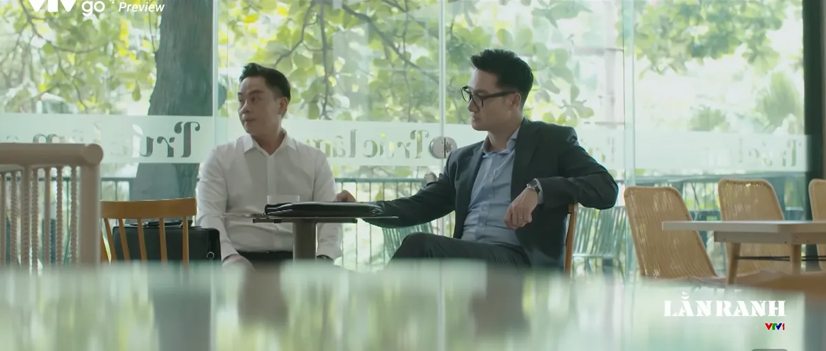 Lằn ranh - Tập 4: Triển được nhờ vả kết nối với bạn nối khố - Ảnh 1.