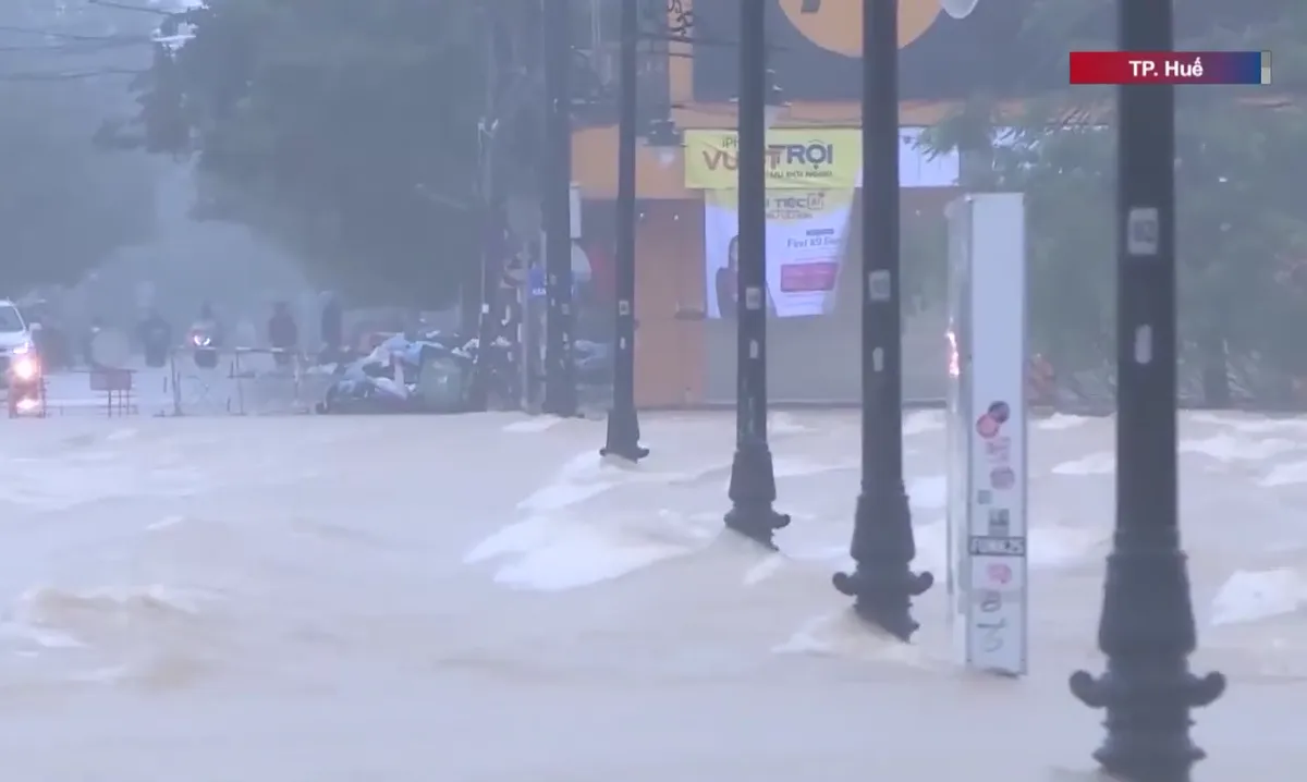 Huế ngập sâu trở lại, nguy cơ sạt lở lan rộng - Ảnh 3.