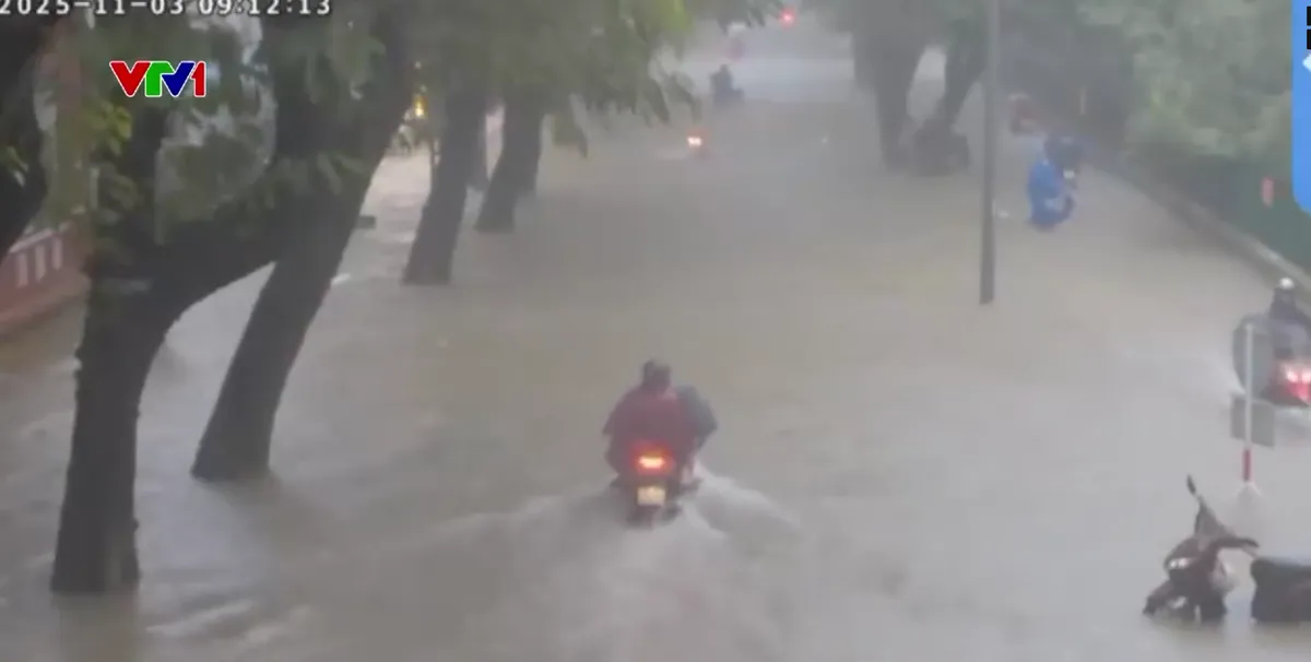 Huế ngập sâu trở lại, nguy cơ sạt lở lan rộng - Ảnh 4.