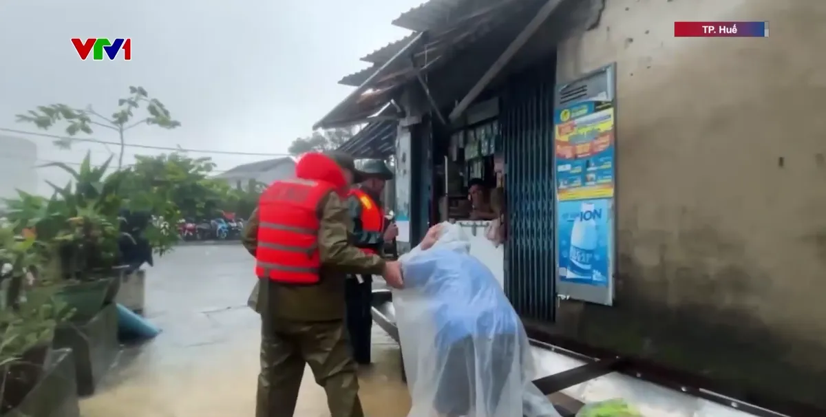 Huế ngập sâu trở lại, nguy cơ sạt lở lan rộng - Ảnh 2.