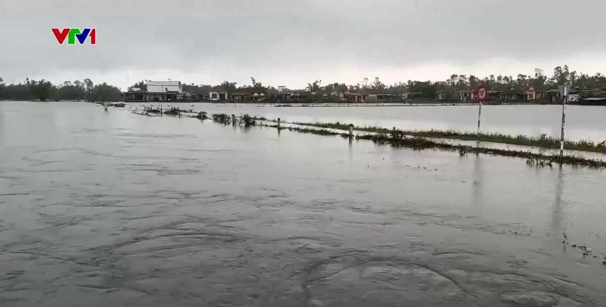 Huế ngập sâu trở lại, nguy cơ sạt lở lan rộng - Ảnh 6.