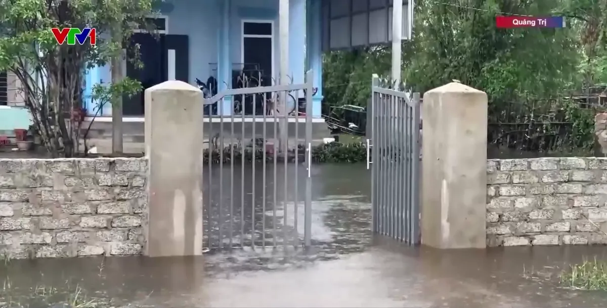 Huế ngập sâu trở lại, nguy cơ sạt lở lan rộng - Ảnh 8.