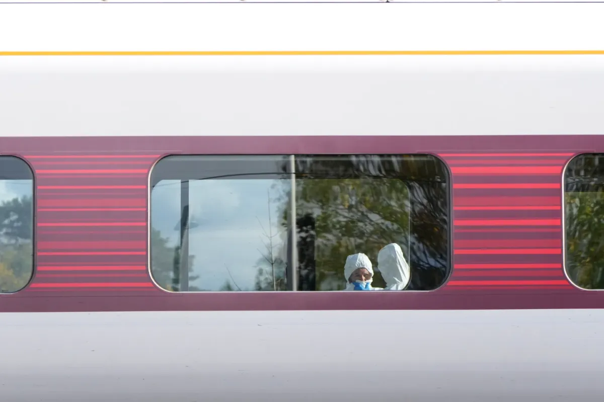 Anh thả 1 nghi phạm vụ đâm dao hàng loạt trên tàu hỏa- Ảnh 2.