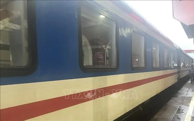 Chuyến tàu SE4 đang tạm dừng tại ga Huế để chờ thông tuyến do ngập lụt.