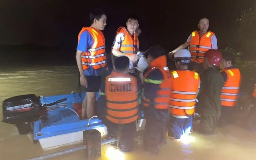 Mải bắt dế, bắt cá, nhiều người ở Quảng Trị mắc kẹt giữa dòng nước lũ - Ảnh 2.