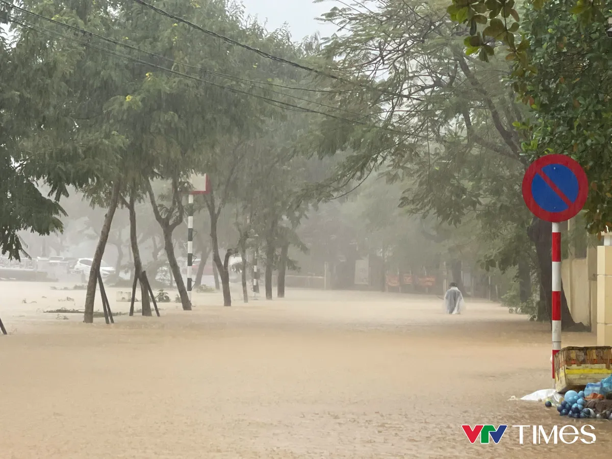 Huế ngập lụt lần thứ ba trong một tuần - Ảnh 1.