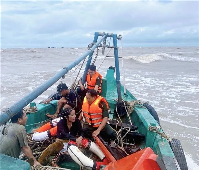 Kịp thời cứu 2 thuyền viên bị chìm tàu trên biển - Ảnh 1.