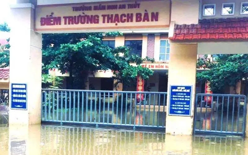 Nước lũ dâng cao khiến nhiều trường học phải cho học sinh nghỉ học.