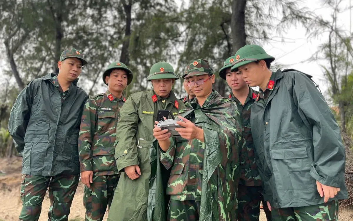 Đại tá Trần Hữu Ích, Chỉ huy trưởng Bộ CHQS Đà Nẵng, chỉ đạo khẩn cấp gia cố bờ biển, bảo vệ dân.