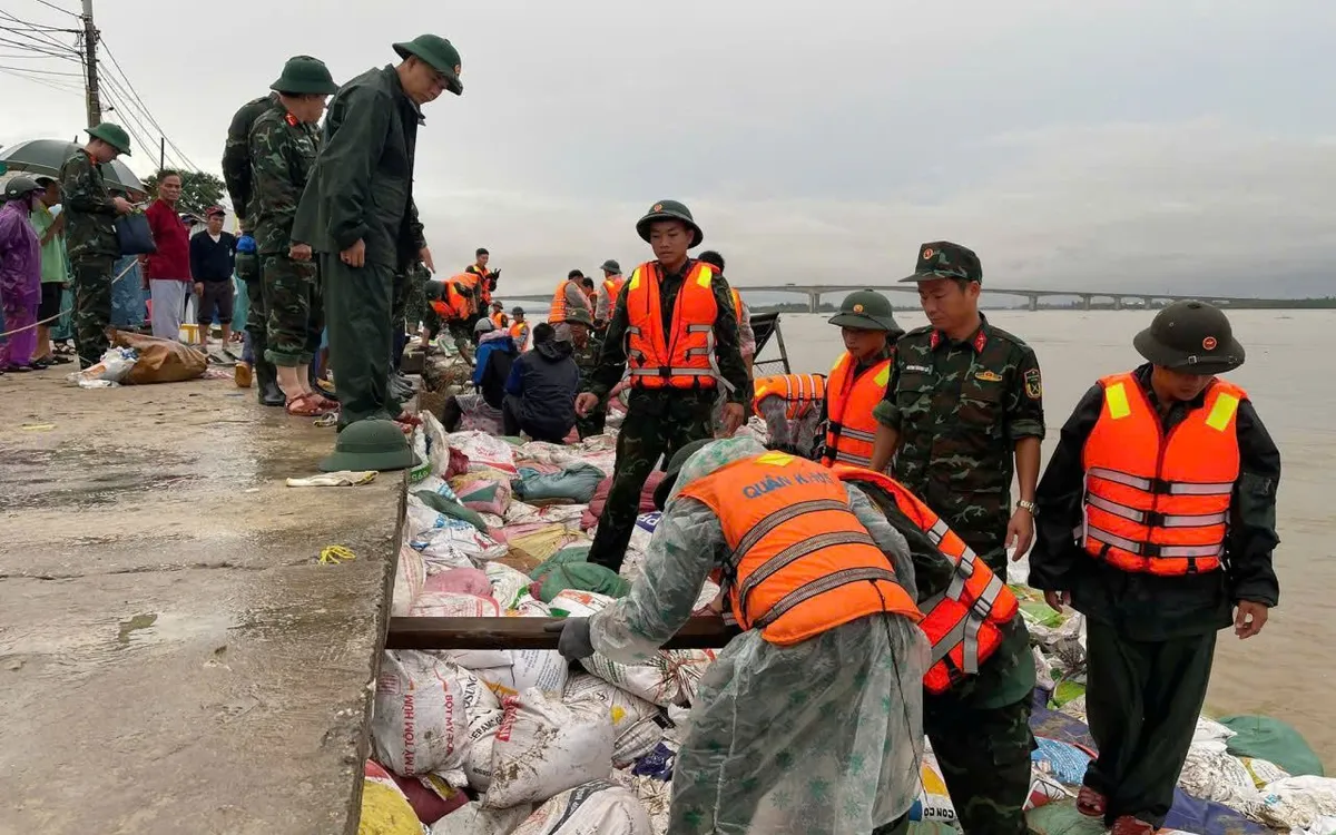 Quân khu 5 khẩn trương lập sở chỉ huy tiền phương, triển khai lực lượng sẵn sàng ứng phó bão Kalmaegi.