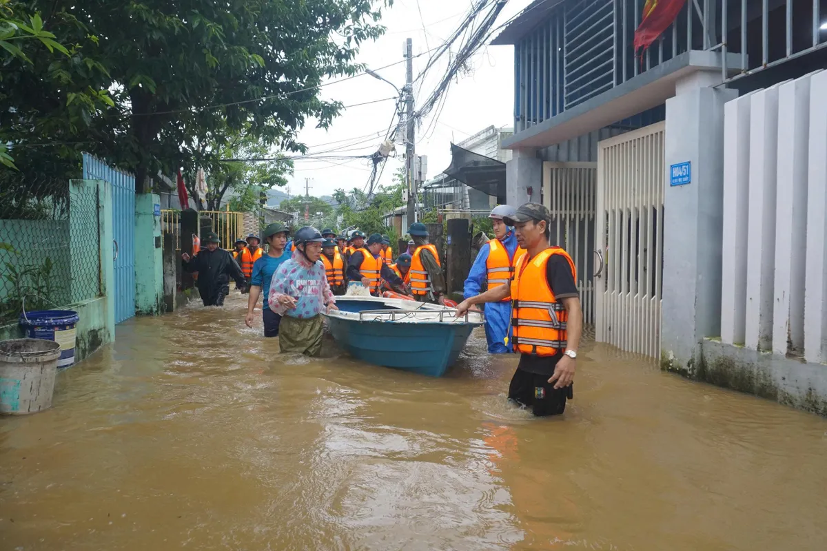 Đà Nẵng: Khẩn trương sơ tán dân tại khu dân cư Mẹ Suốt bị ngập sâu - Ảnh 5.