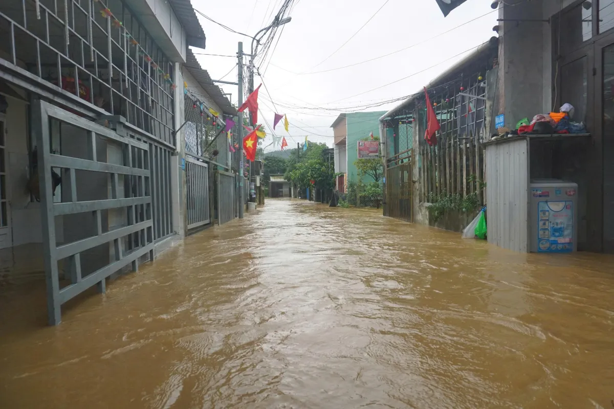 Đà Nẵng: Khẩn trương sơ tán dân tại khu dân cư Mẹ Suốt bị ngập sâu - Ảnh 4.