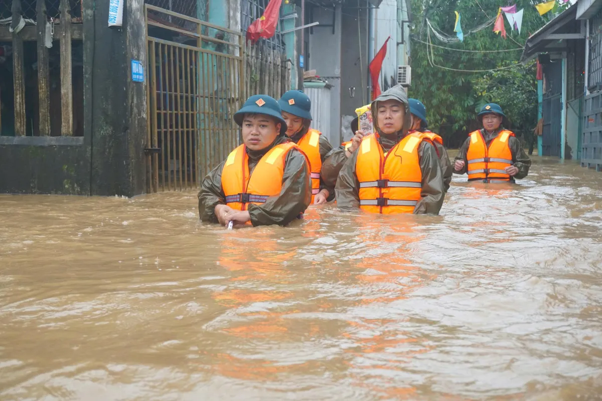 Đà Nẵng: Khẩn trương sơ tán dân tại khu dân cư Mẹ Suốt bị ngập sâu - Ảnh 1.